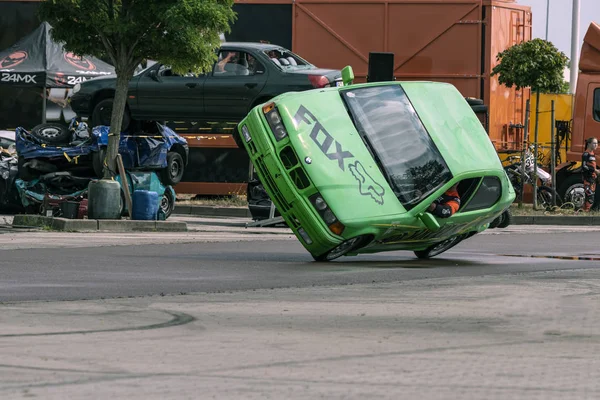 BMW carro anda de lado em duas rodas, em um show de automóveis no cit Imagem De Stock