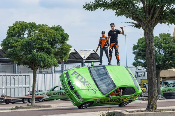 Grupo de dublês no telhado de um carro em um show de carro em Halle (S Imagens Royalty-Free