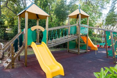 Bir parkta renkli çocuklar Bahçesi