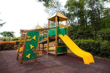 Bir parkta renkli çocuklar Bahçesi