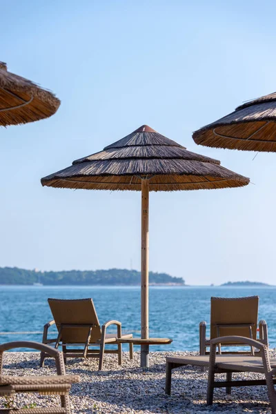 Рідні парасольки та стільці на пляжі — стокове фото