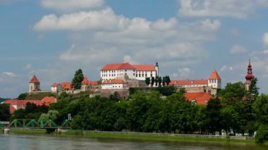 Ptuj, Slovenya, eski şehrin bir tepeden bakan bir kale ile Slovenya'da en eski şehrin panoramik çekim zaman atlamalı bulutlar