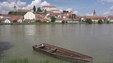 Ptuj, Slovenya, eski şehrin bir tepeden bakan bir kale ile Slovenya'da en eski şehrin panoramik çekim zaman atlamalı bulutlar
