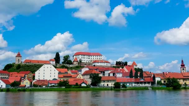 Ptuj, Slovenya, eski şehrin bir tepeden bakan bir kale ile Slovenya'da en eski şehrin panoramik çekim zaman atlamalı bulutlar — Stok video