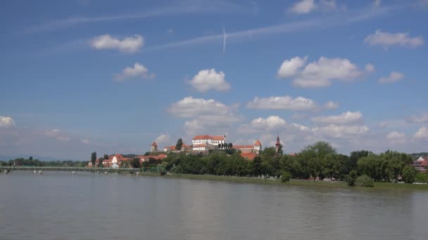 Ptuj, Słowenia, panoramy najstarsze miasto Słowenii z zamku z widokiem na stare miasto na wzgórzu, chmury upływ czasu — Wideo stockowe