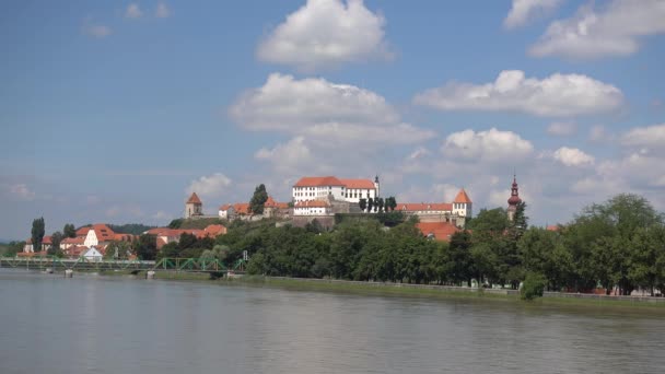 Ptuj, Slovenya, eski şehrin bir tepeden bakan bir kale ile Slovenya'da en eski şehrin panoramik çekim zaman atlamalı bulutlar — Stok video