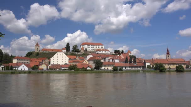 Ptuj, 斯洛文尼亚, 在斯洛文尼亚最古老的城市全景拍摄与一座城堡俯瞰老城从山上, 云时间失效 — 图库视频影像