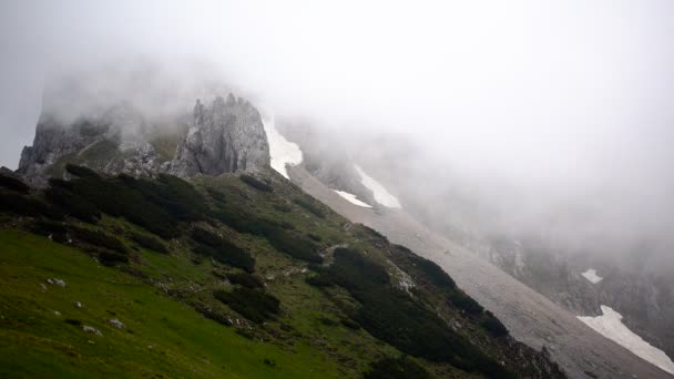 Dağ sırtı, bulutlar, zaman atlamalı yüzen üzerinde dramatik gökyüzü — Stok video
