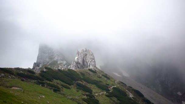 Cielo dramático sobre la cresta de la montaña, nubes flotantes, lapso de tiempo — Vídeos de Stock