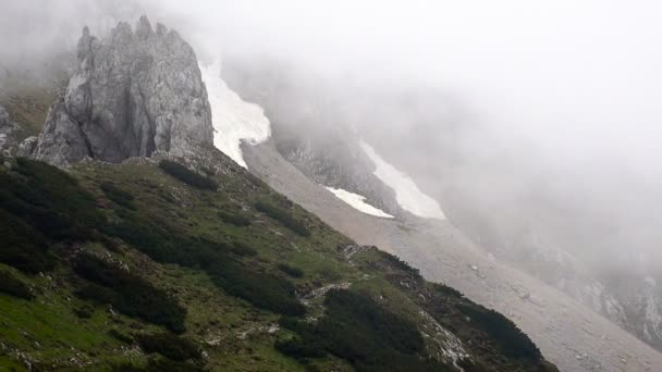 Oscurità drammatico cielo sopra le montagne, nuvole galleggianti, time lapse 4k video, zoom out shot — Video Stock