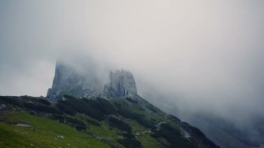 Dağlar, dağlar üzerinde koyu dramatik gökyüzü yolundaki hiking kayan bulutlar, zaman atlamalı video, atış zoom