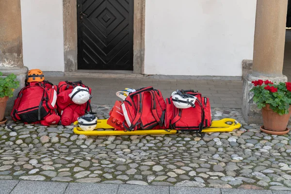 Sanitäter retten Ausrüstung und Erste-Hilfe-Rucksack — Stockfoto