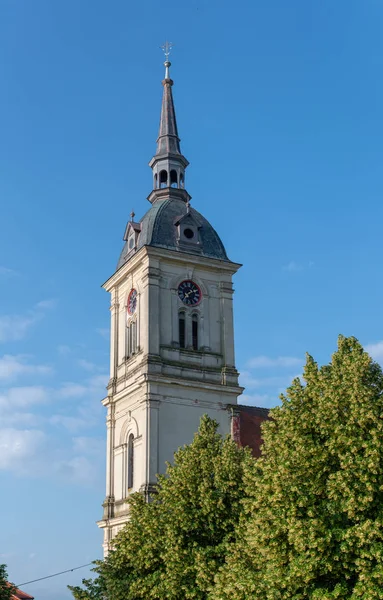 Torre de la iglesia con reloj — Foto de Stock