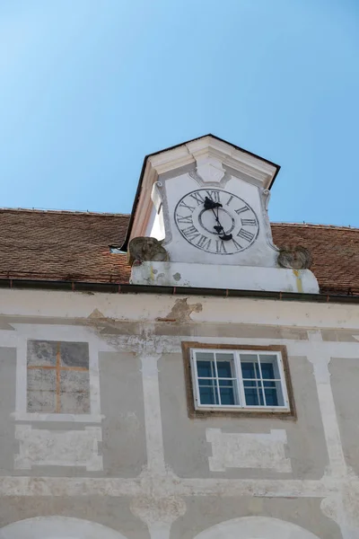 Torre do castelo com relógio, detalhe do castelo Sloska Bistrica — Fotografia de Stock