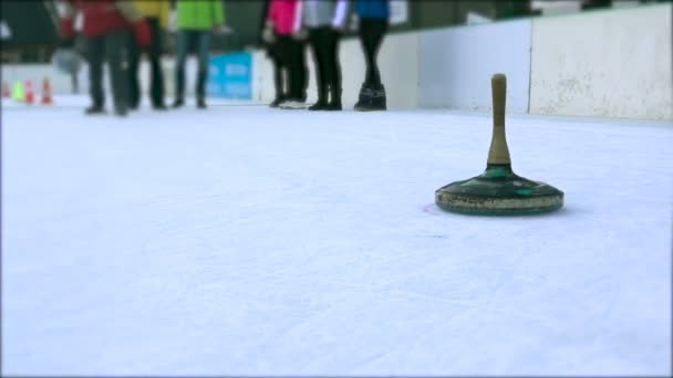 Bajor, curling, játékos dob jég botok, curling botok — Stock videók