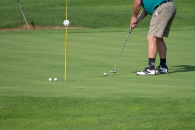 Golfçü üzerinde yeşil, Olgun Erkek, değil tanınabilir boşaltmak