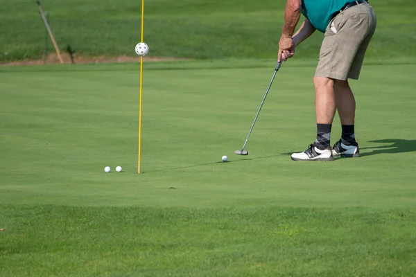 Golfçü üzerinde yeşil, Olgun Erkek, değil tanınabilir boşaltmak