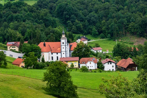 Pueblo Olimje cerca de Podcetrtek, Eslovenia con Monasterio — Foto de Stock