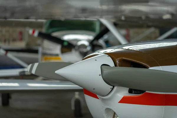 Petit avion de sport stationné dans le hangar, gros plan. détail — Photo