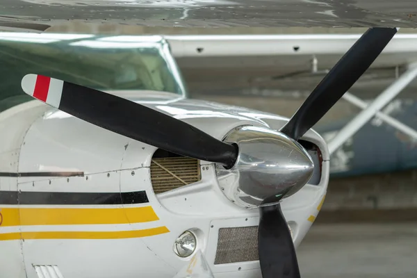 Malá sportovní letadla zaparkoval v garáži, zblízka. detaily — Stock fotografie
