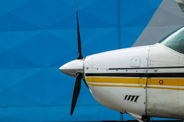 Pequena aeronave esportiva estacionada no hangar, de perto. detalhe — Fotografia de Stock