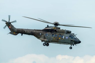 Aerospatiale Eurocopter olarak 332 Super Puma helikopter akrobasi ekran sırasında İsviçre Hava Kuvvetleri