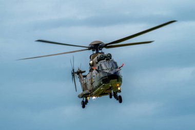 Aerospatiale Eurocopter olarak 332 Super Puma helikopter akrobasi ekran sırasında İsviçre Hava Kuvvetleri