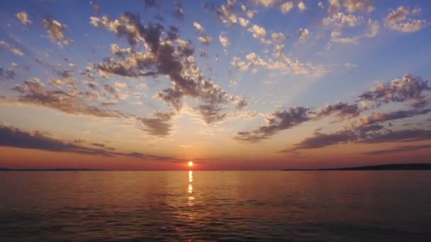Zeitraffer Sonnenuntergang und Wolken bewegen sich auf den Betrachter zu — Stockvideo