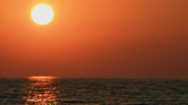 海の風景、時間経過、夕暮れ夜からに沈む夕日 — ストック動画