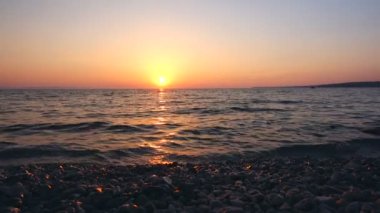 deniz üzerinde dramatik günbatımı