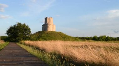 Eski küçük taş Aziz Nikolaos Kilisesi Nin Hırvatistan kenti yakınlarındaki tepe üzerinde