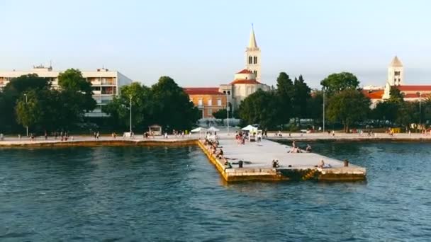 Vista panorâmica à beira-mar de Zadar, Croácia a partir de uma perspectiva barcos — Vídeo de Stock