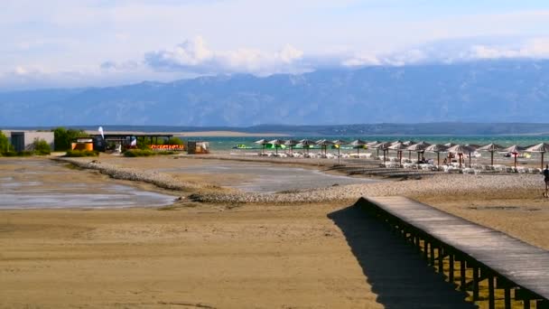 Queens beach in Nin, Dalmatië, Kroatië. NIN is de beroemde toeristische bestemming in Kroatië. — Stockvideo