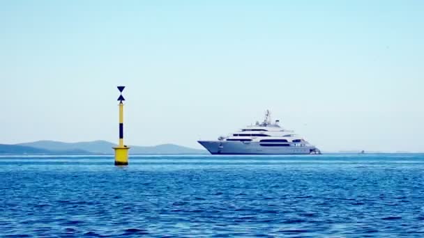 Mega yacht privato di lusso che naviga in mare — Video Stock