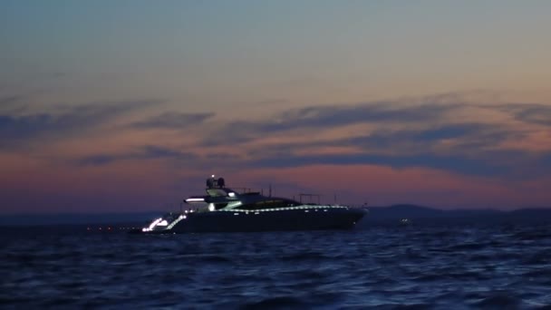 Luxe Motor Jacht Bij Zonsondergang Dek Verlicht — Stockvideo