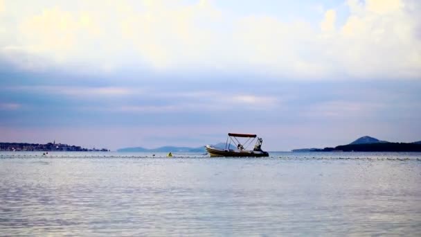 Borracha bote âncora fora de uma praia pela manhã — Vídeo de Stock