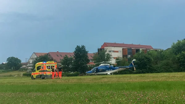 Ελικόπτερο διάσωσης, ασθενή συλλέγεται από το ελικόπτερο, ελικόπτερο της αστυνομίας Σλοβενικά μεταφέρει ασθενή στο νοσοκομείο, Σλοβένσκα Μπίστριτσα, Σλοβενία — Φωτογραφία Αρχείου
