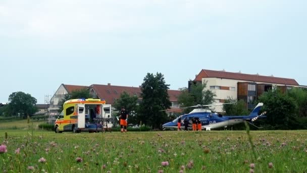 Παραϊατρικό χέρι επί ασθενούς με ελικόπτερο της αστυνομίας για επείγοντα εναέρια μεταφορά στο νοσοκομείο. Σλοβένσκα Μπίστριτσα, Σλοβενίας, στις 21 Ιουλίου 2018 — Αρχείο Βίντεο