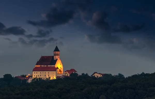 Işıklı Christian Church Hill alacakaranlıkta, Ptujska Gora, Slovenya