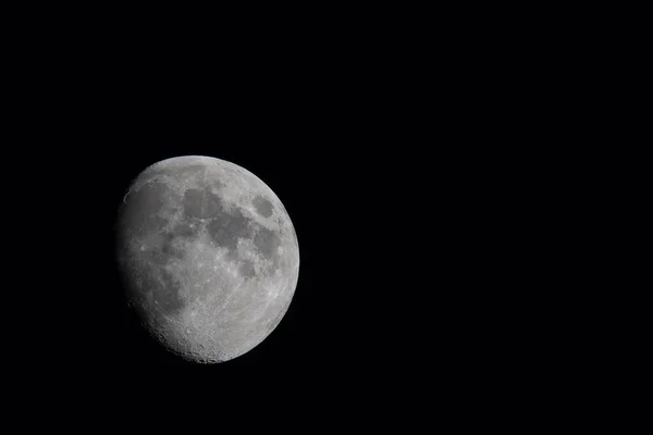 Lua quase cheia à noite — Fotografia de Stock