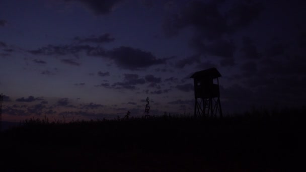 タワーを狩り、非表示、cloudscape と夕暮れに目を光らせて劇的な空を移動する雲 — ストック動画