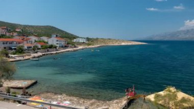 Tüm atlamalı ve sola doğru pan Beach Vinjerac, küçük geleneksel balıkçı kasabası Hırvatistan