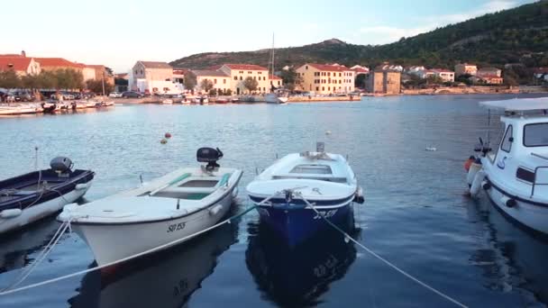 Pequena vila piscatória na Croácia, barcos de pesca tradicionais no porto, Vinjerac perto de Zadar — Vídeo de Stock