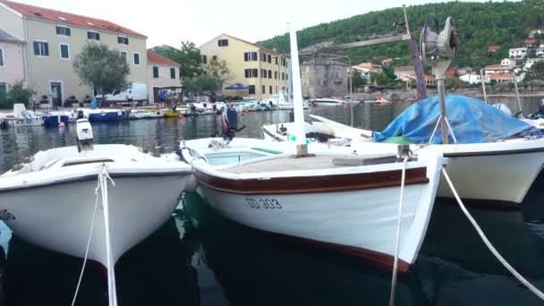 Klein vissersdorpje in Kroatië, traditionele vissersboten in de haven, Sundern (Sauerland) in de buurt van Zadar — Stockvideo