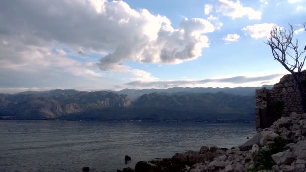 Starigrad Paklenica i widokiem na góry Velebit z Vinjerac, ruiny starych kamienny dom z przodu, rano Chorwacja — Wideo stockowe