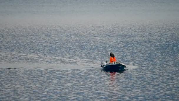 Παλιός παραδοσιακός ψαράς στην Κροατία σε μια μικρή ξύλινη βάρκα που επιστρέφει στο λιμάνι μετά την αλίευση ψαριών, αργής κίνησης — Αρχείο Βίντεο