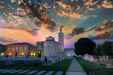 Dramatik gökyüzü günbatımı eski Roma Meydanı ile antik Kilisesi St Donat Zadar, Hırvatistan, yukarıda