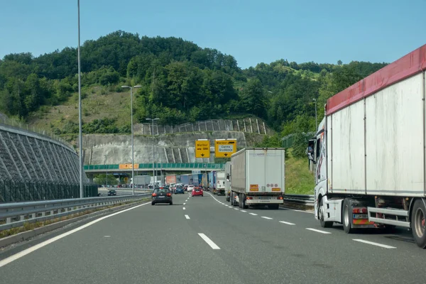 Macelj, Gruskovje - Fronteira Eslovénia e Croácia, Carros, autocarros e camiões à espera em filas para atravessar a fronteira entre a Croácia e a Eslovénia no Verão — Fotografia de Stock