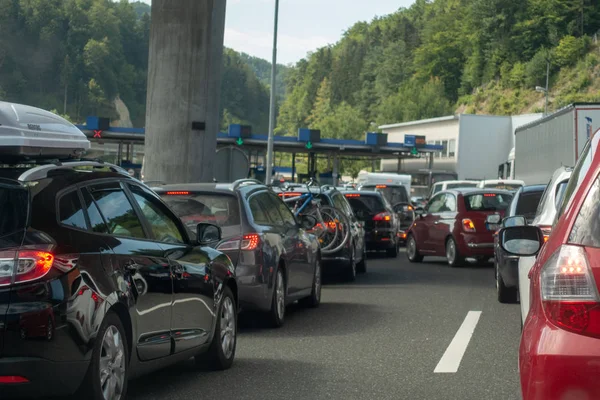 Macelj, Gruskovje - sınır Slovenya ve Hırvatistan, otomobil, otobüs ve kamyon Hırvatistan ve Slovenya arasında yaz aylarında sınırını geçmeye satırlarındaki bekliyor