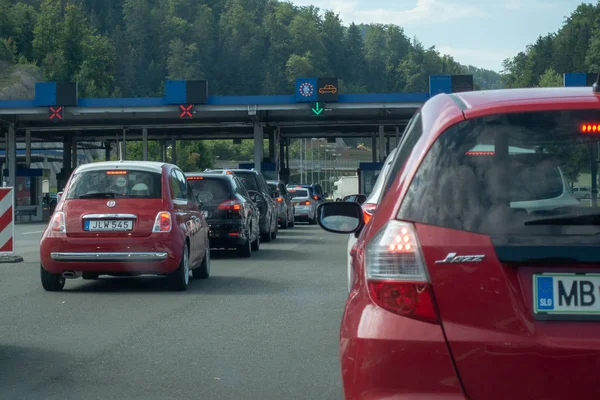 Macelj, Gruskovje - Fronteira Eslovénia e Croácia, Carros, autocarros e camiões à espera em filas para atravessar a fronteira entre a Croácia e a Eslovénia no Verão — Fotografia de Stock